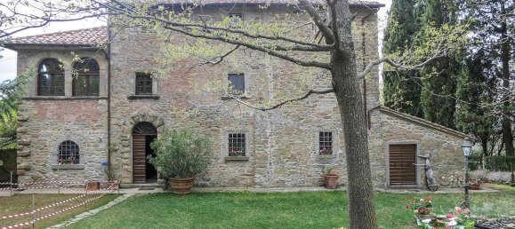 6 bedrooms Villa in Cortona, Italy No. 322 5