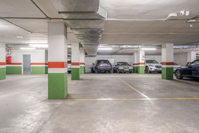  Garage in Granada, Spain No. 224035