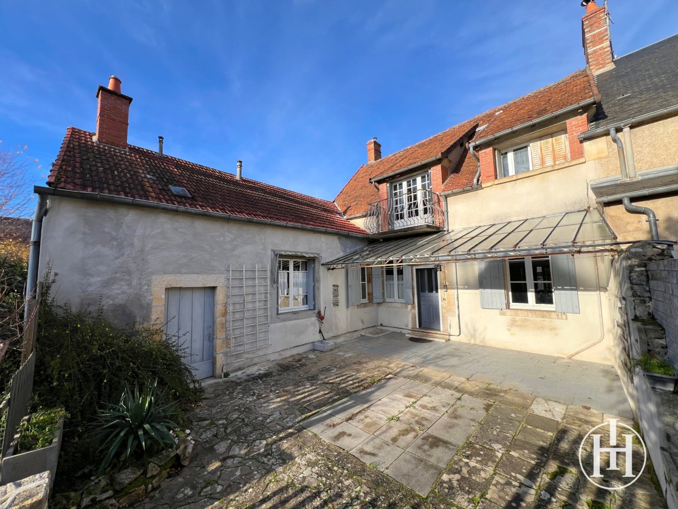 Casa de 4 dormitorios en Saint-Amand-Montrond, France No. 51264