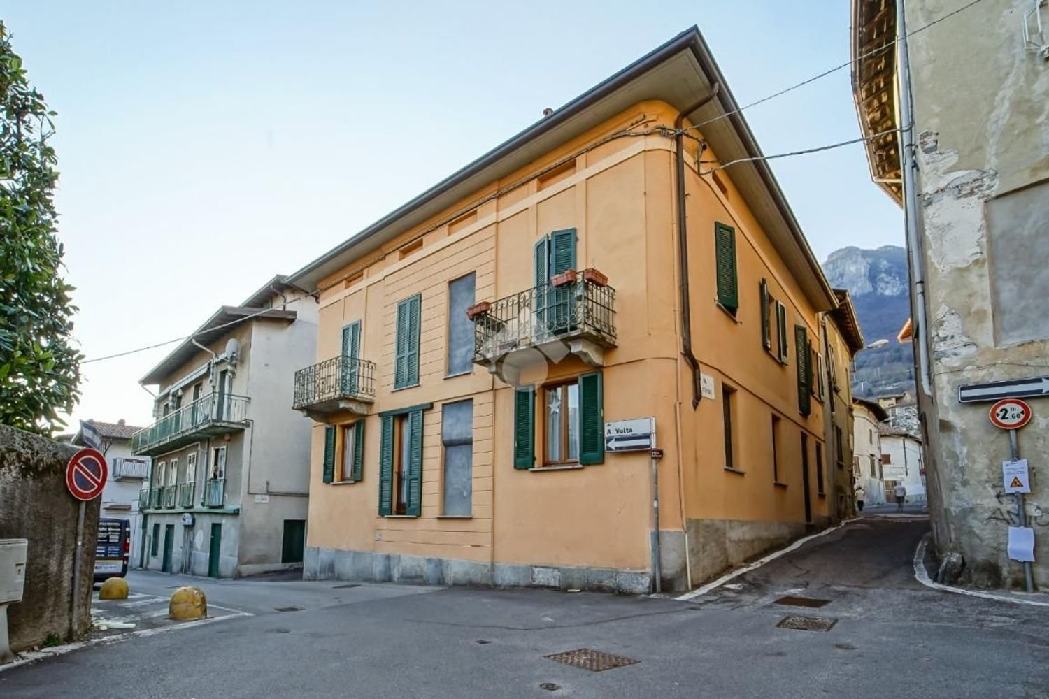 2 rooms Apartment in Valmadrera, Italy No. 286156