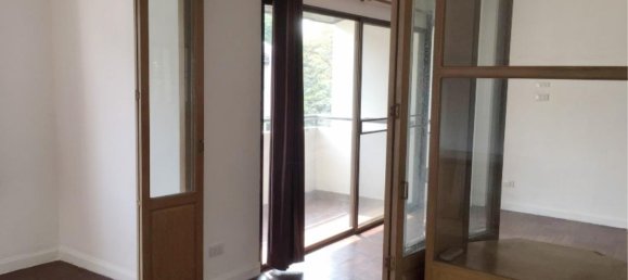 4 bedrooms Bungalow in Bangkok, Thailand No. 568 6