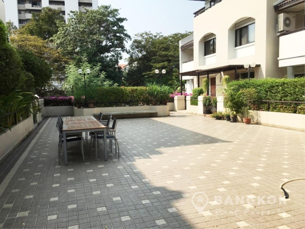 4 bedrooms Bungalow in Bangkok, Thailand No. 568