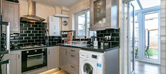 3 bedrooms House in Mitcham, United Kingdom No. 12248 2