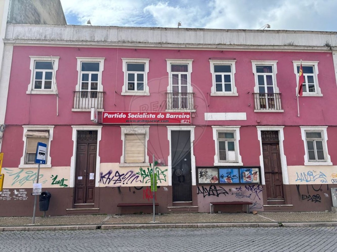 260m² Building in Barreiro, Portugal No. 68178