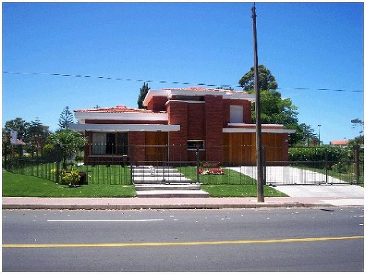 3 bedrooms House in Maldonado, Uruguay No. 2810