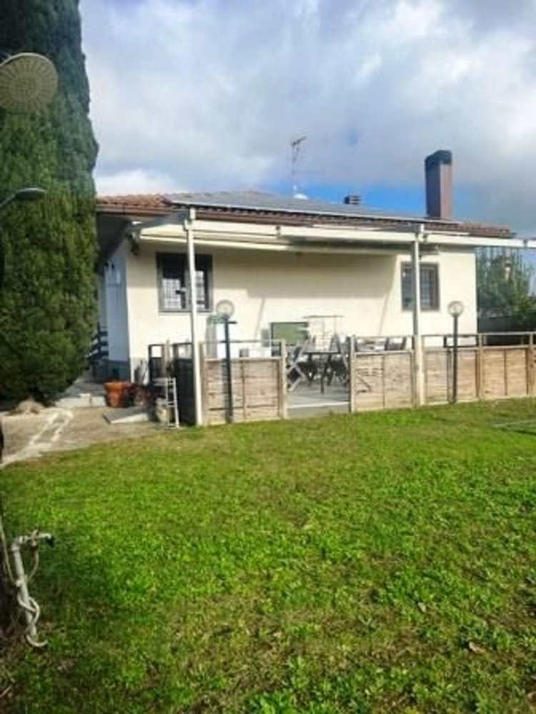 Villa de 4 habitaciónes en Castelnuovo di Porto, Italy No. 44113
