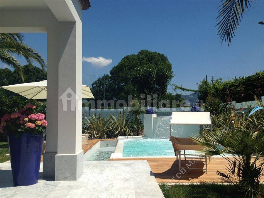 4 bedrooms Villa in Forte dei Marmi, Italy No. 82169