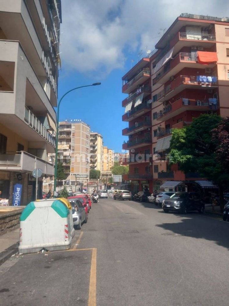 1غرفة عقار تجاري في Naples, Italy رقم 394526