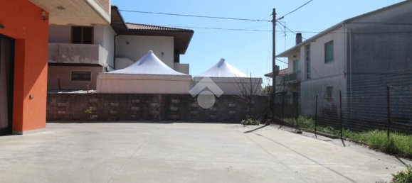 586m² Building in Campli, Italy No. 43149 5