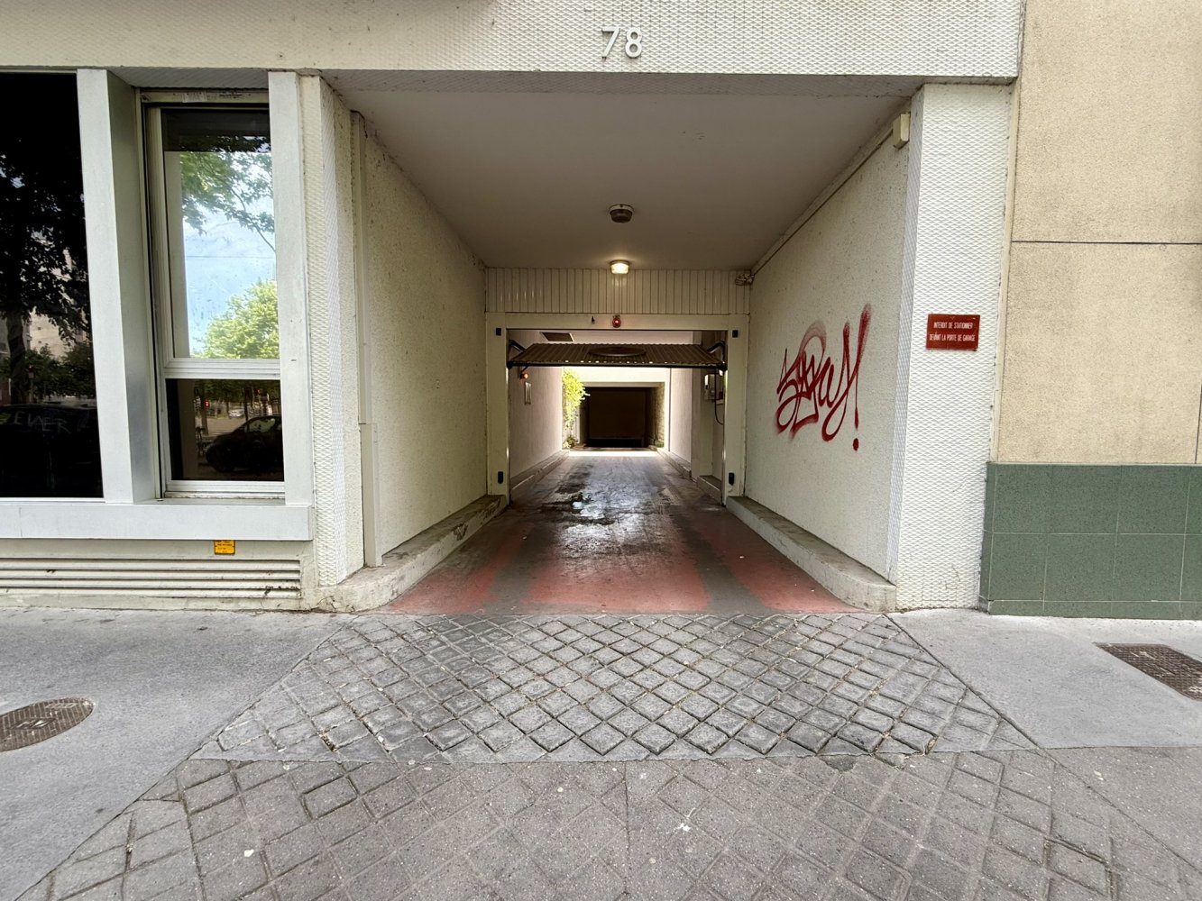  Garage in Paris, France No. 321349