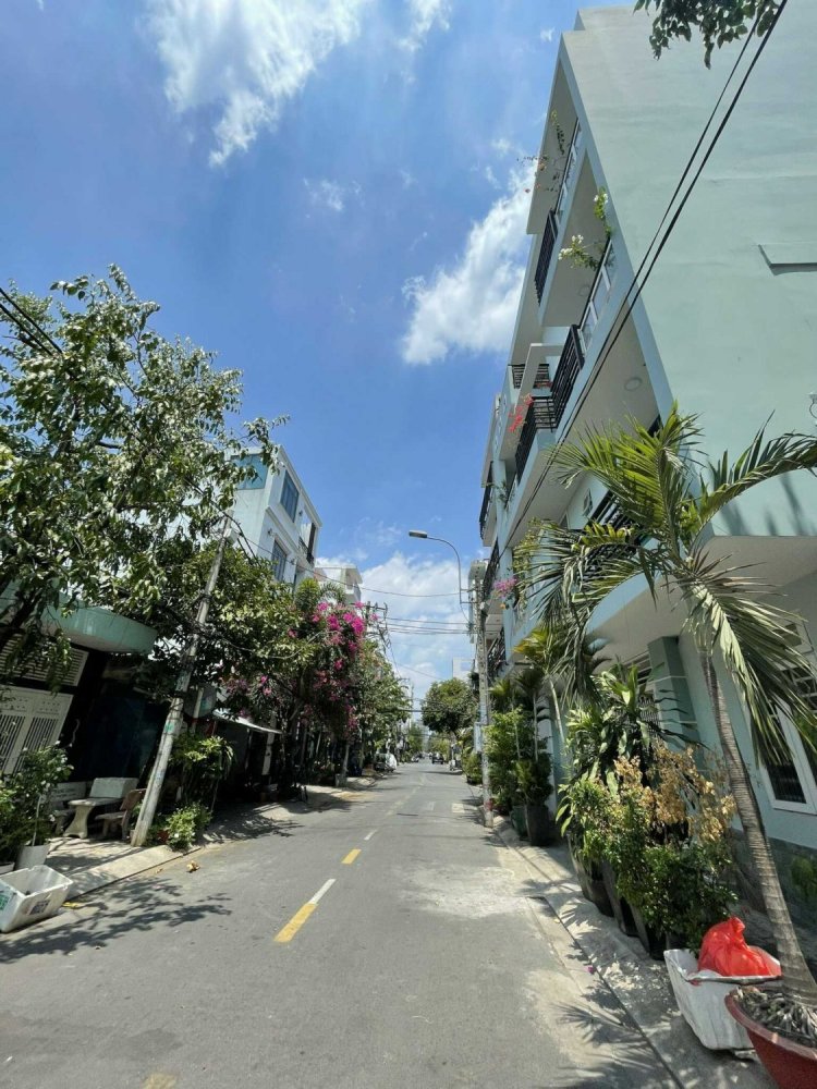 350m² Townhouse in District 7, Vietnam No. 15832