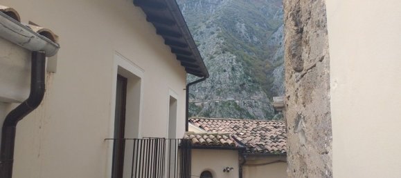3 rooms Apartment in Anversa degli Abruzzi, Italy No. 302741 7
