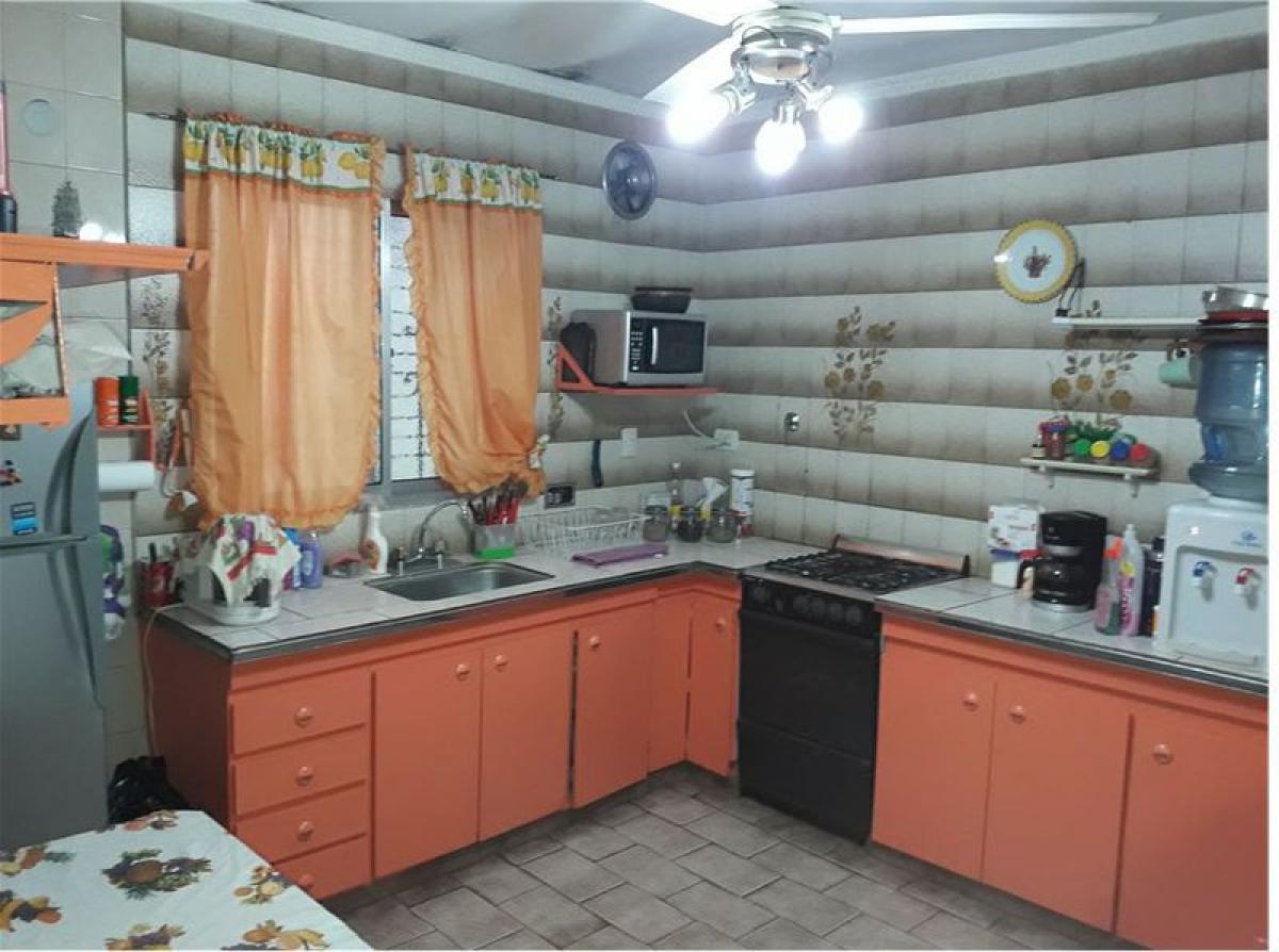 Дом с 4 спальнями в Альмиранте Браун, Аргентина № 81012