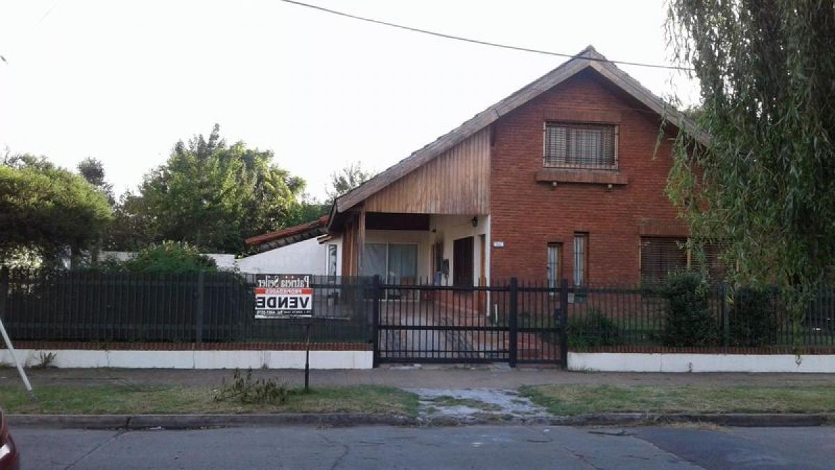 Casa de 3 dormitorios en Bermúdez, Argentina No. 8162