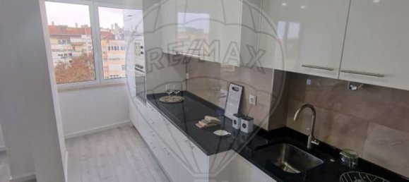 3 bedrooms Apartment in Lisbon, Portugal No. 251435 3