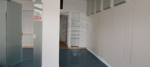 85m² Commercial property in Lisbon, Portugal No. 65786 14