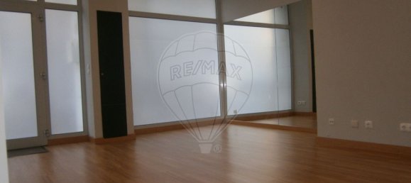85m² Commercial property in Lisbon, Portugal No. 65786 11
