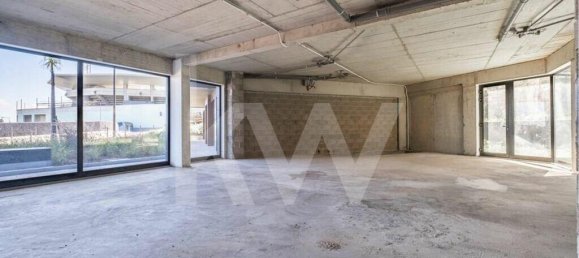 125m² Commercial property in Funchal, Portugal No. 78795 10