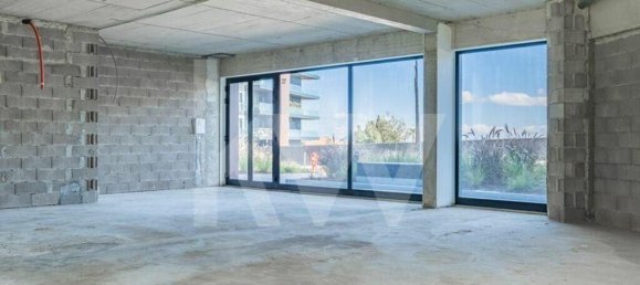 125m² Commercial property in Funchal, Portugal No. 78795 9