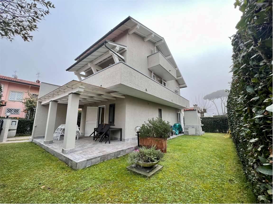 7 rooms Villa in Forte dei Marmi, Italy No. 67187