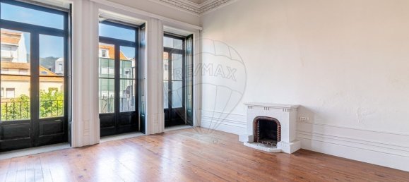 Здание с 9 спальнями в Виана ду Каштелу, Португалия № 128590 5