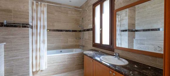 5 bedrooms House in Paphos, Cyprus No. 16211 16