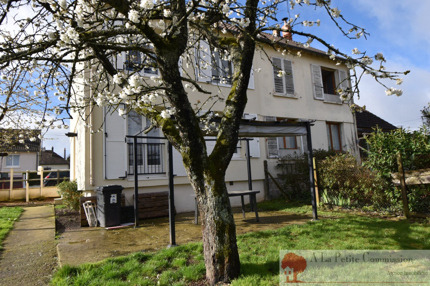 Casa de 3 dormitorios en Thiron-Gardais, France No. 91189