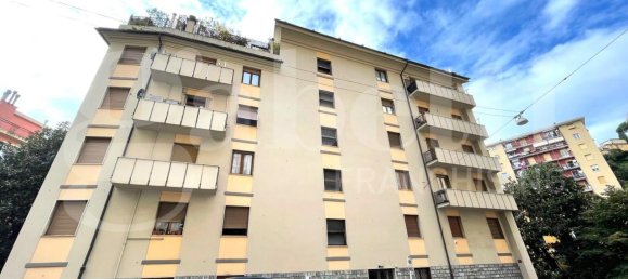 3 rooms Apartment in Genoa, Italy No. 173354 2