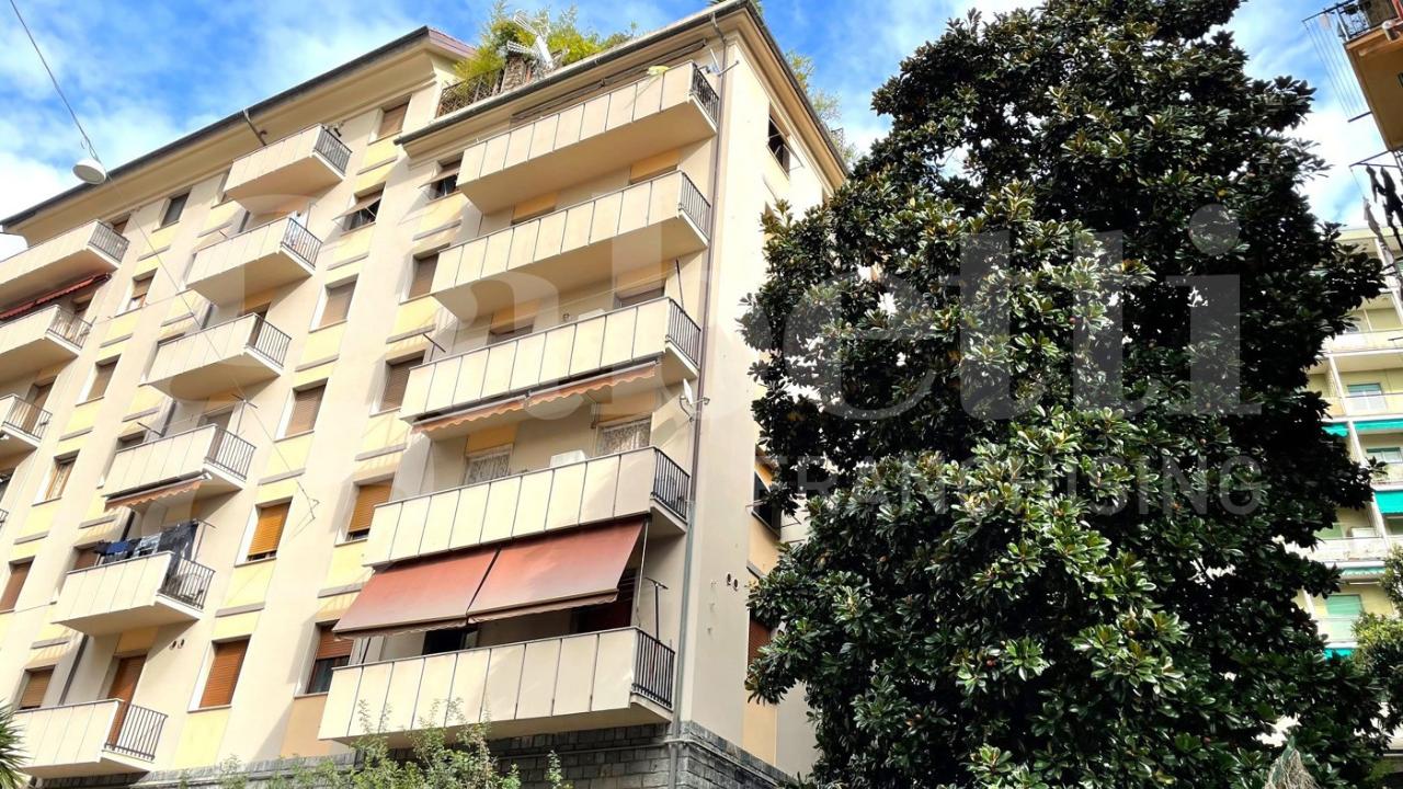 3 rooms Apartment in Genoa, Italy No. 173354
