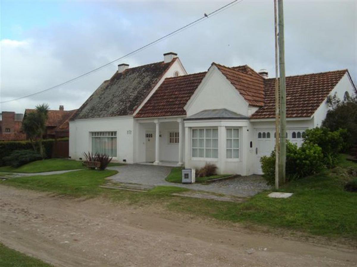 3 bedrooms House in Mar del Plata, Argentina No. 98676