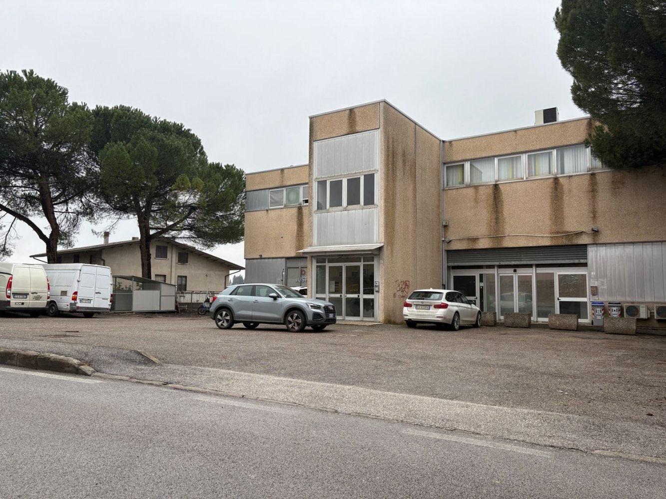 Entrepôt à Perugia, Italy 415m² No. 50276