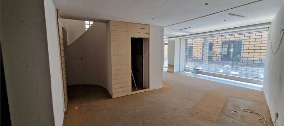 4غرفة مرآب في Como, Italy رقم 76980 17