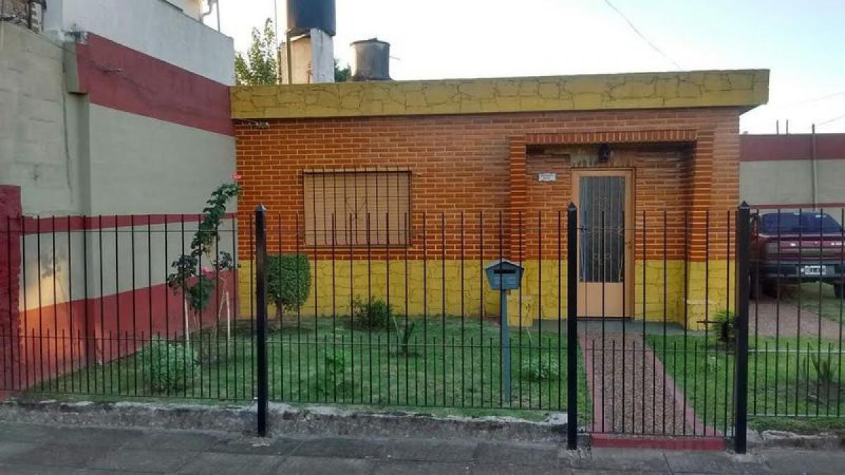 2 bedrooms House in Ituzaingo, Argentina No. 92372