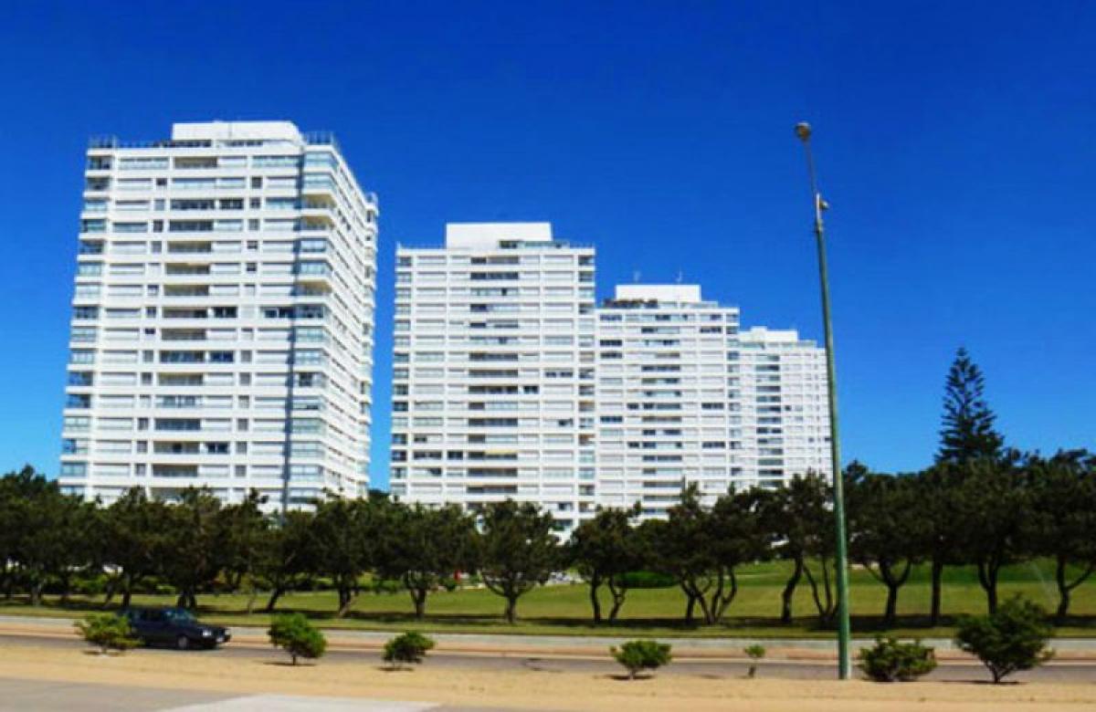 Apartamento de 3 dormitorios en Maldonado, Uruguay No. 8607