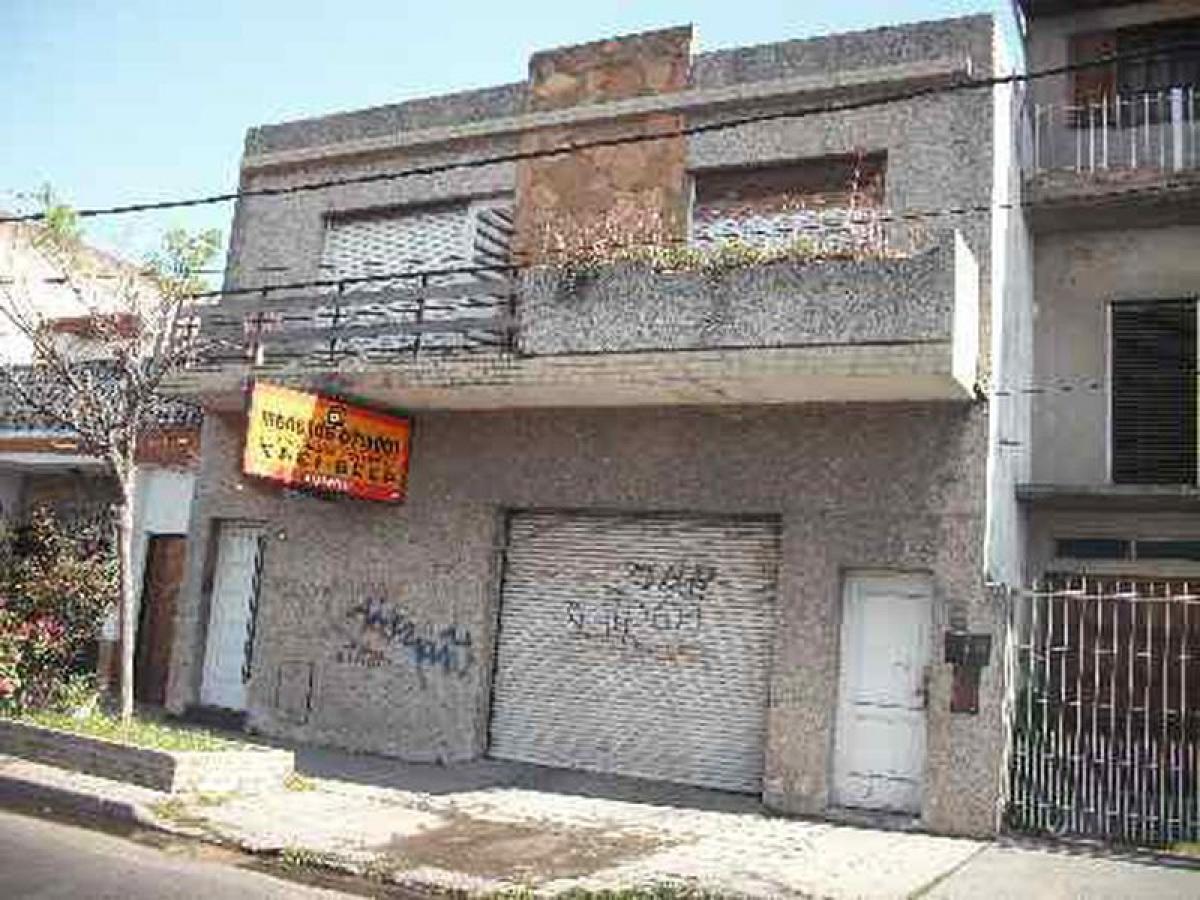 320m² Commercial property in Lanus, Argentina No. 24922