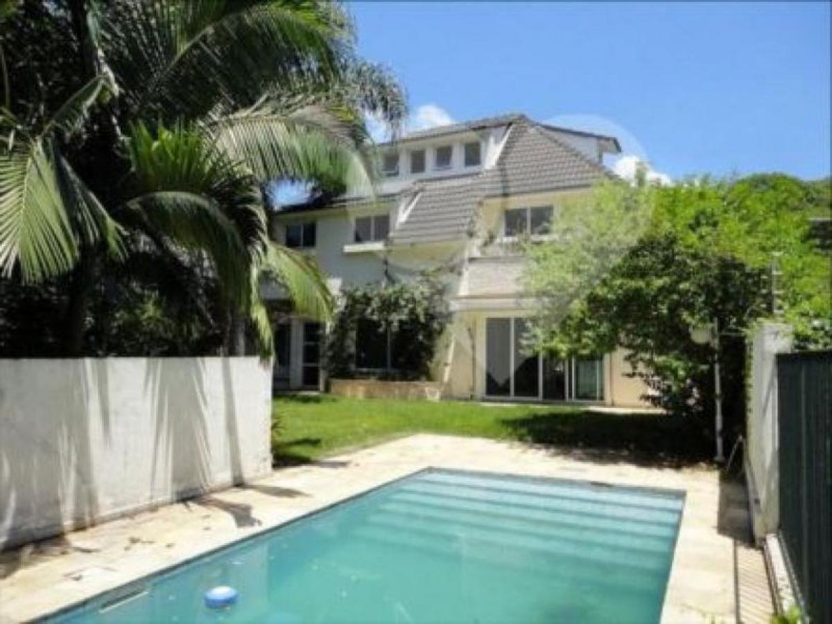 Casa de 4 dormitorios en Sao Paulo, Brazil No. 489773