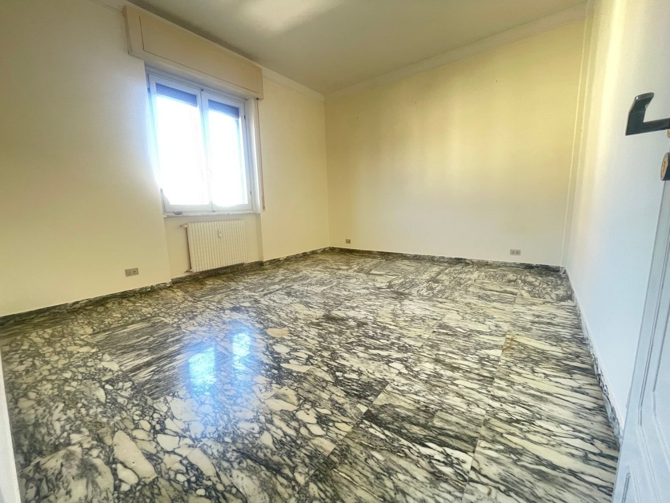 Apartamento de 3 habitaciónes en Genoa, Italy No. 299804