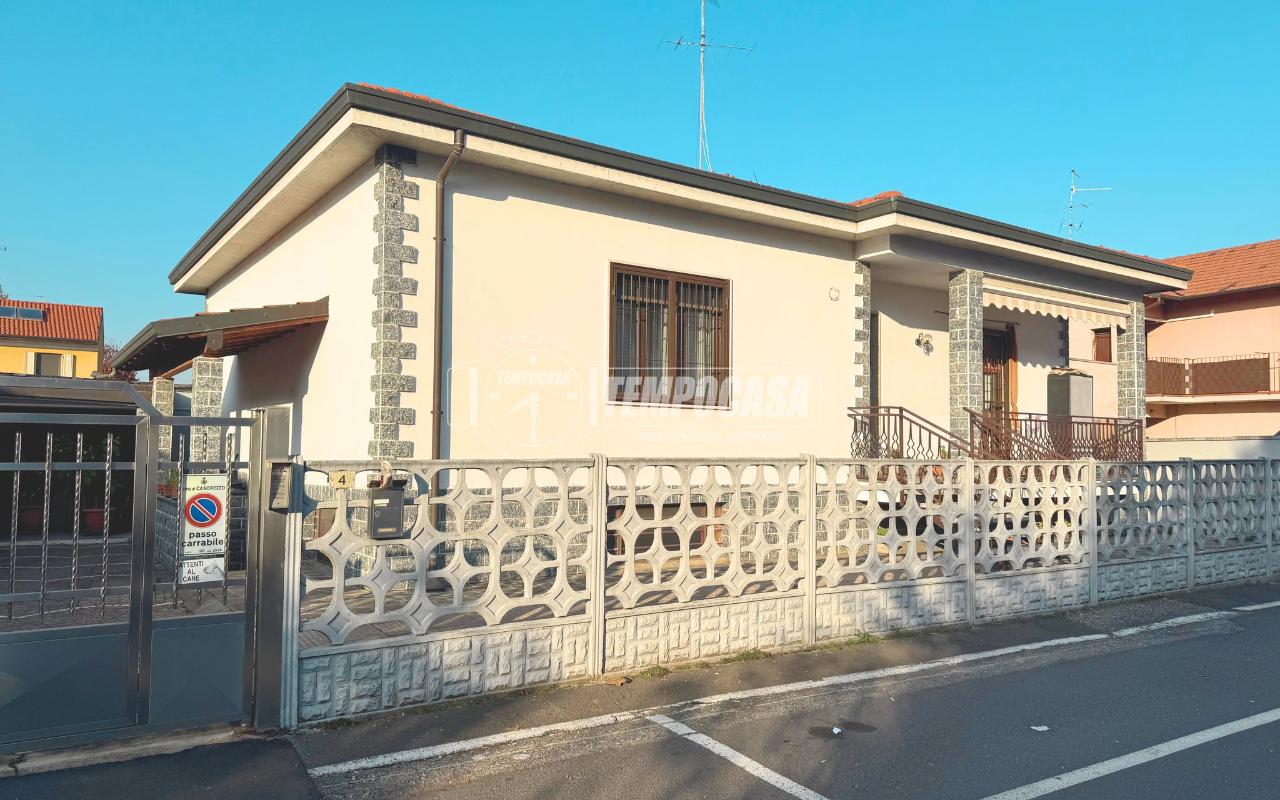 Villa de 4 habitaciónes en Casorezzo, Italy No. 102848