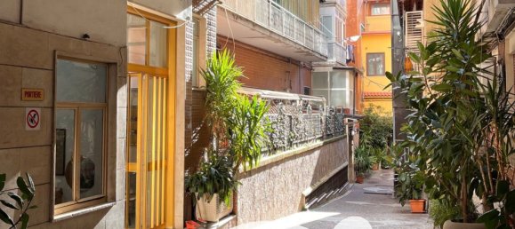 4 rooms Apartment in Naples, Italy No. 94640 2