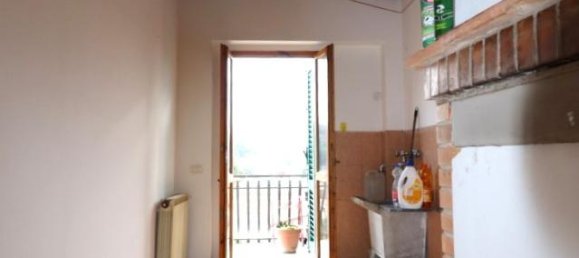 Apartamento de 5 habitaciónes en Montevarchi, Italy No. 231078 3