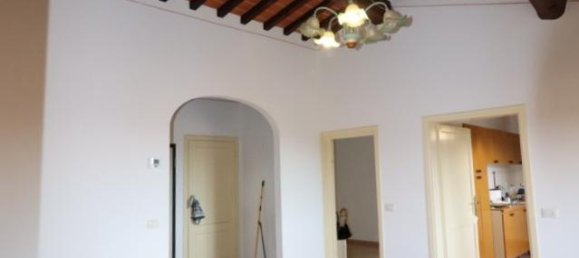 Apartamento de 5 habitaciónes en Montevarchi, Italy No. 231078 2
