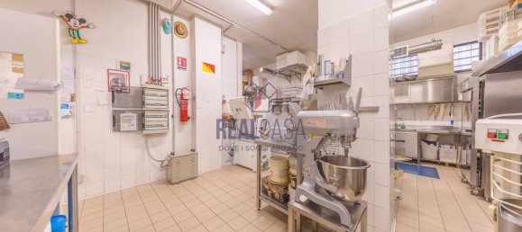 2 rooms Commercial property in Rome, Italy No. 50160 12