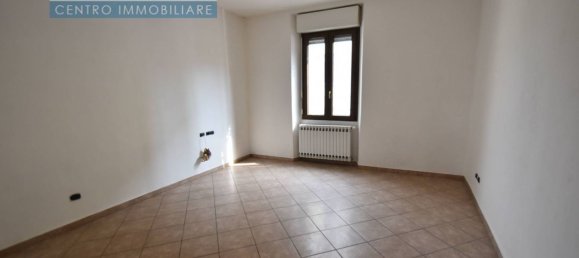 3-salle Appartement à Vercelli, Italy No. 171982 2