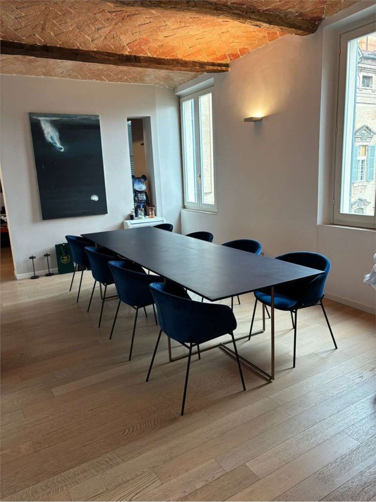 5 bedrooms Apartment in Modena, Italy No. 351523