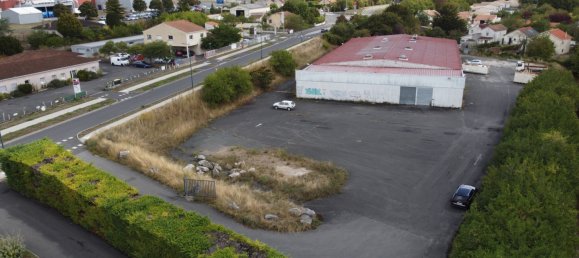 Коммерческая недвижимость 1800м² в Ангулем, Франция № 357471 2