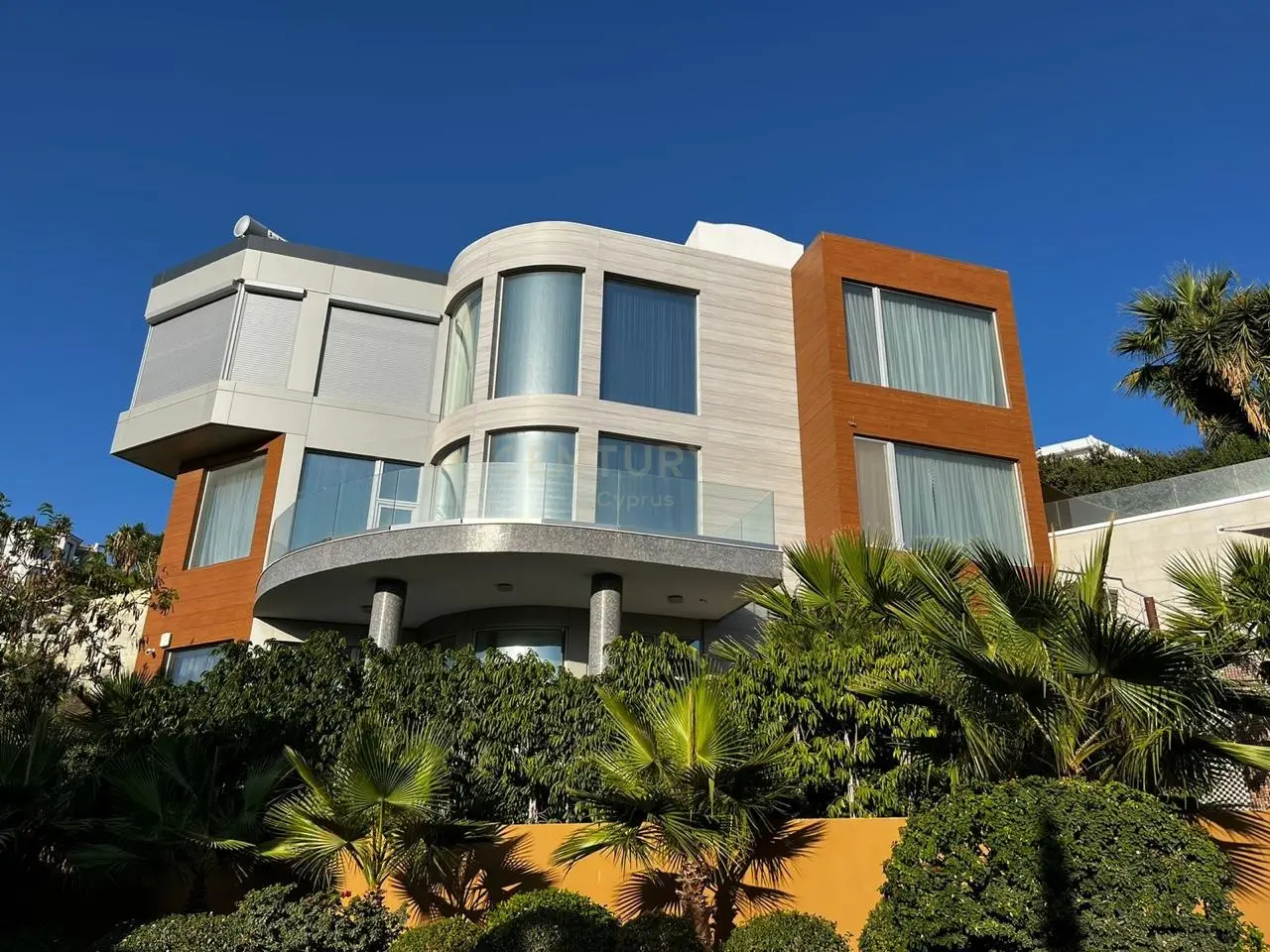 Вилла с 4 спальнями в Агиос Тихонас, Кипр № 4417