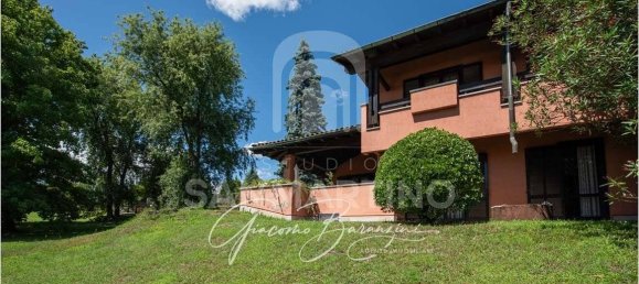 3 bedrooms Villa in Barasso, Italy No. 354848 5