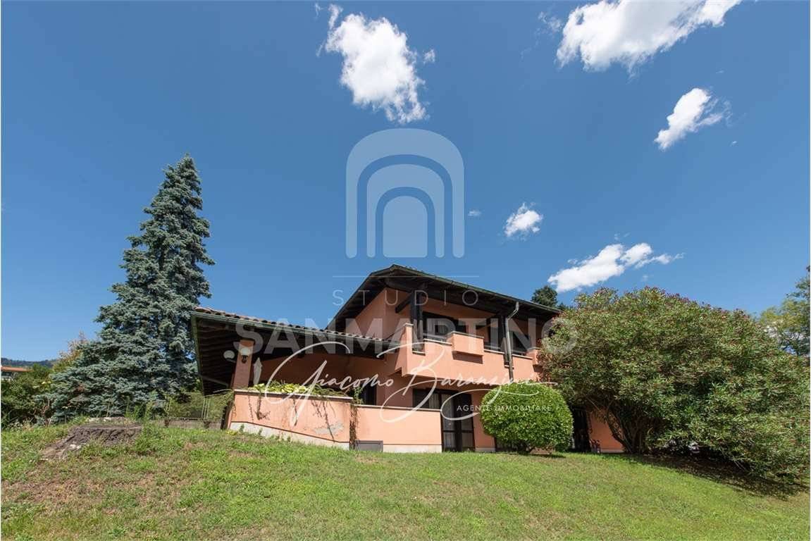 3 bedrooms Villa in Barasso, Italy No. 354848