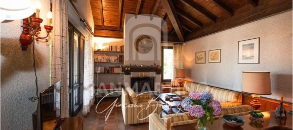 3 bedrooms Villa in Barasso, Italy No. 354848 8