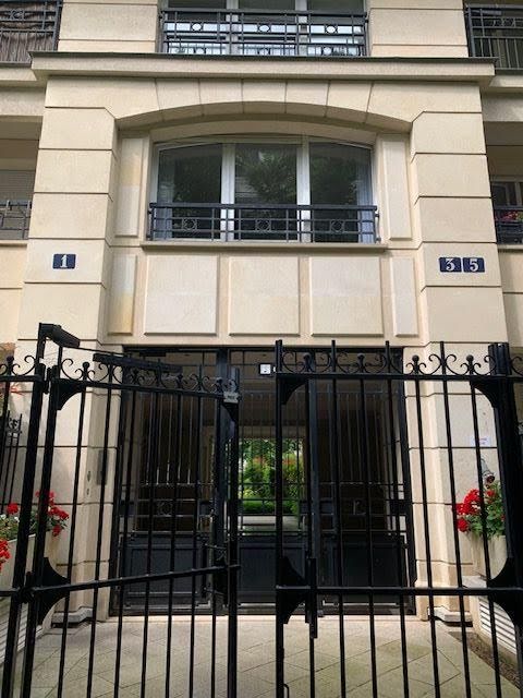  Parking in Issy-les-Moulineaux, France No. 133940